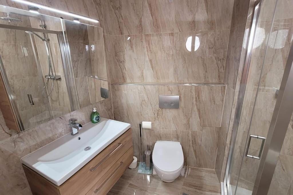Luxusni Apartman Nedaleko Centra Prag Exteriör bild