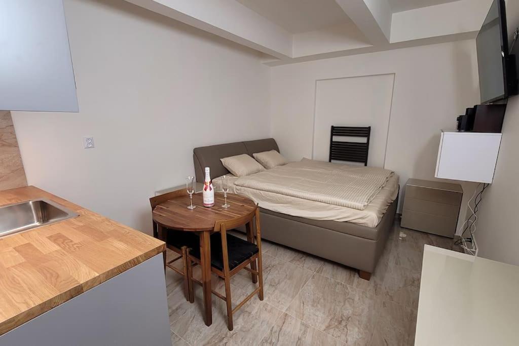 Luxusni Apartman Nedaleko Centra Prag Exteriör bild